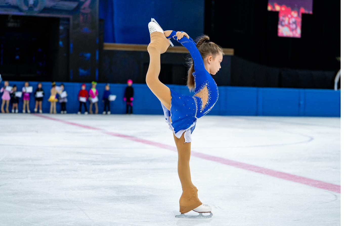 Спортсменка школы выполняет элемент на льду